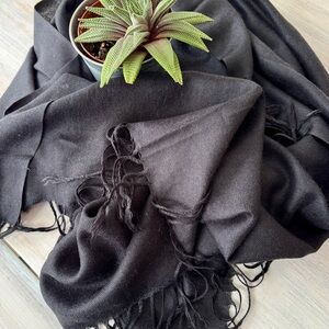 Women’s Pashmina Black Cashmere Blend Scarf.